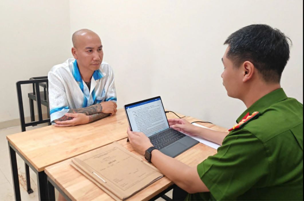 L&ecirc; Văn Ph&uacute; tại cơ quan C&ocirc;ng an. Ảnh: C&ocirc;ng an cung cấp