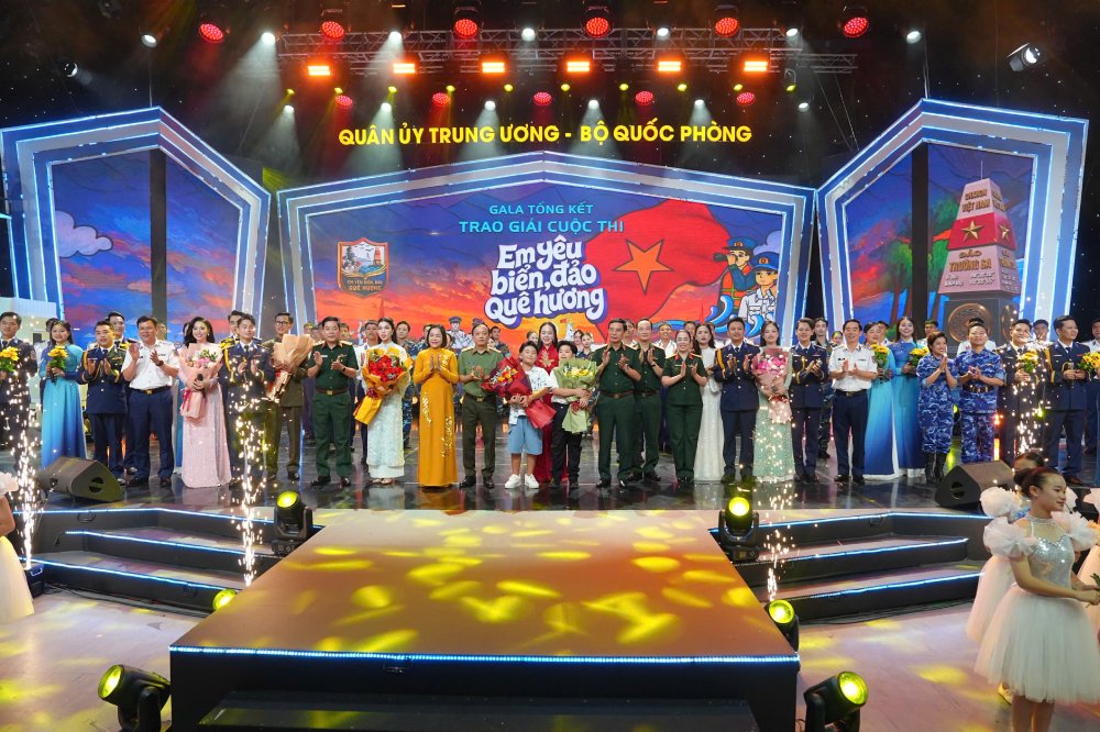 Các đại bi&ecirc;̉u chụp ảnh lưu ni&ecirc;̣m.
