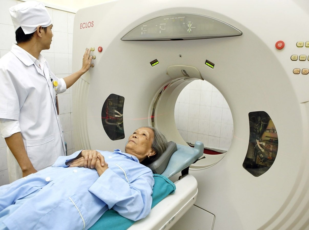 Người cao tuổi cần chủ động bảo vệ sức khỏe bản th&acirc;n bằng c&aacute;ch duy tr&igrave; chế độ dinh dưỡng c&acirc;n đối, giảm lượng muối v&agrave; đường trong khẩu phần ăn, hạn chế chất b&eacute;o c&oacute; hại