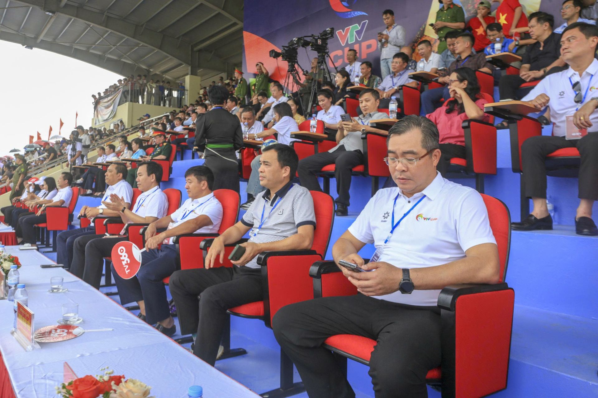Đông đảo đại biểu, lãnh đạo và khán giả có mặt trên khán đài theo dõi buổi lễ. Đông đảo đại biểu, lãnh đạo và khán giả có mặt trên khán đài theo dõi buổi lễ.