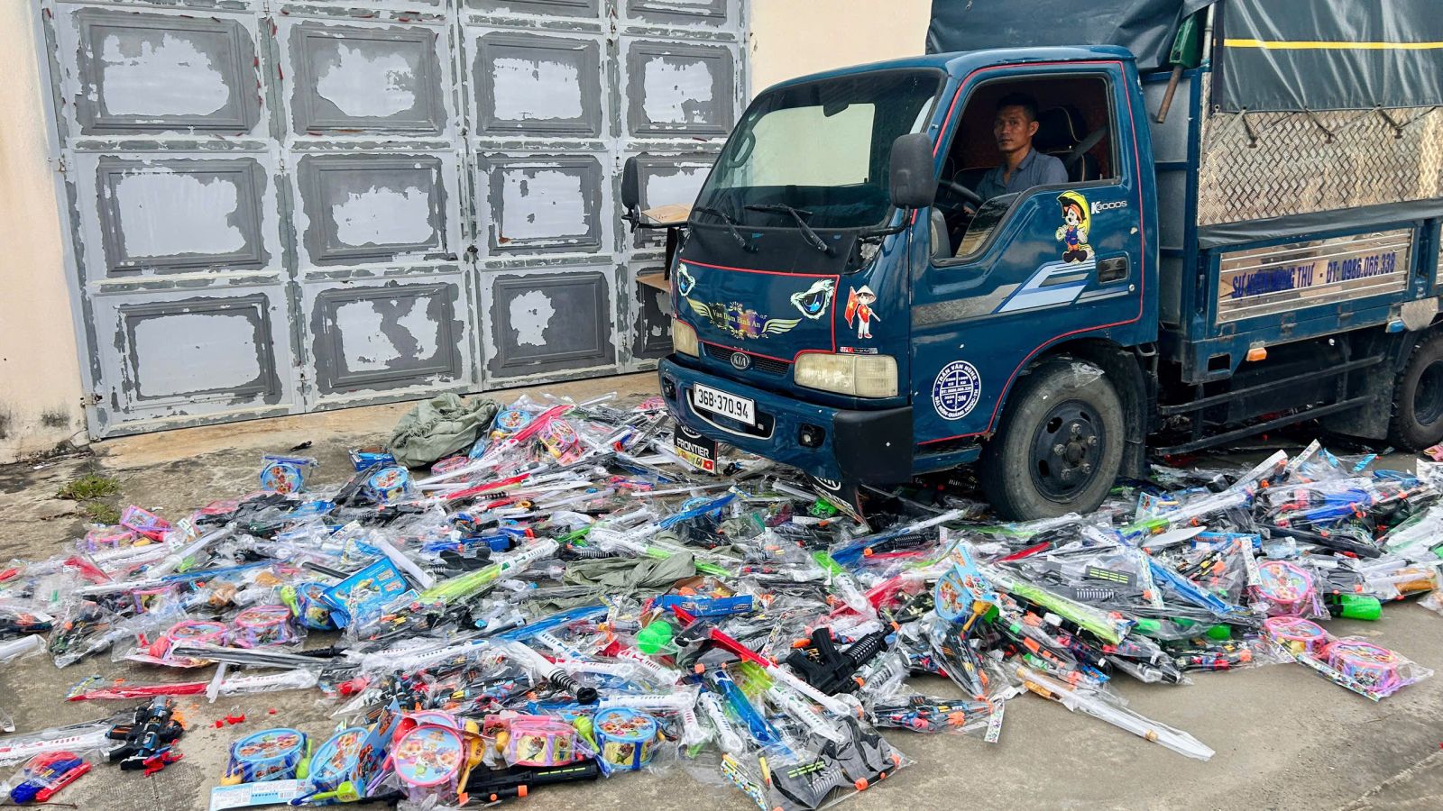 Lực lượng chức năng tỉnh Thanh H&oacute;a ti&ecirc;u hủy to&agrave;n bộ số đồ chơi trẻ em kh&ocirc;ng r&otilde; nguồn gốc xuất xứ. Ảnh: C&ocirc;ng an Thanh H&oacute;a