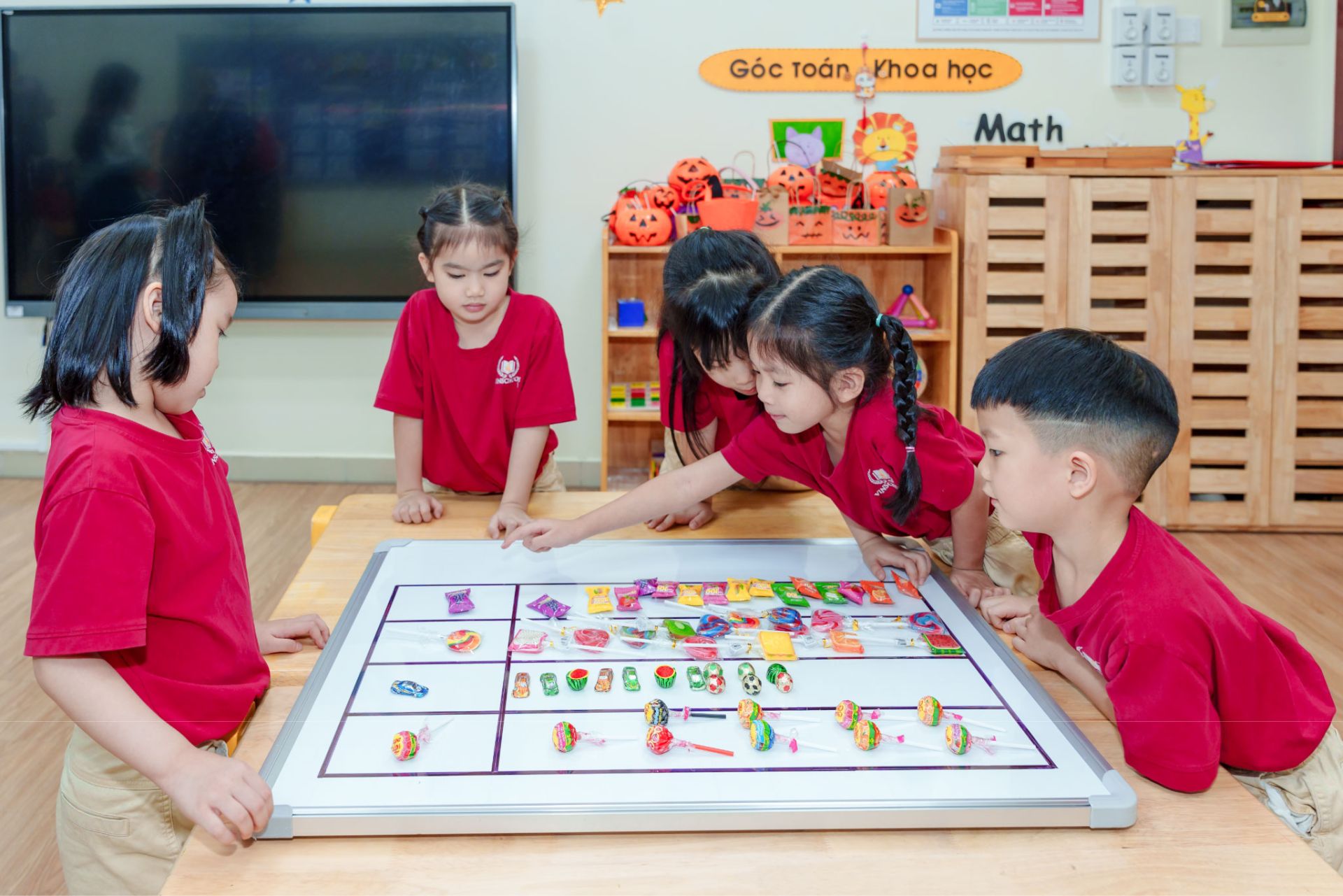Học qua chơi giúp trẻ phát triển khả năng khám phá, tư duy, giao tiếp và giải quyết vấn đề. Học qua chơi giúp trẻ phát triển khả năng khám phá, tư duy, giao tiếp và giải quyết vấn đề.