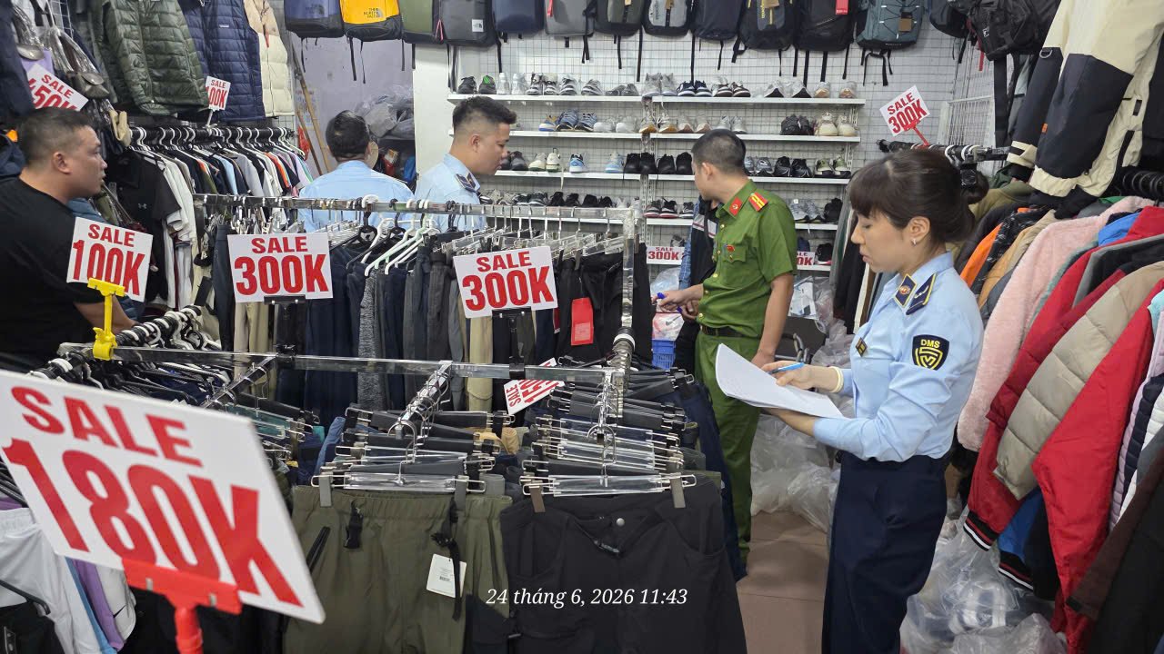 Lực lượng Quản l&yacute; thị trường TP. H&agrave; Nội tạm giữ hơn 2.600 sản phẩm thời trang c&oacute; dấu hiệu giả mạo nh&atilde;n hiệu. Ảnh: hanoi.dms.gov.vn