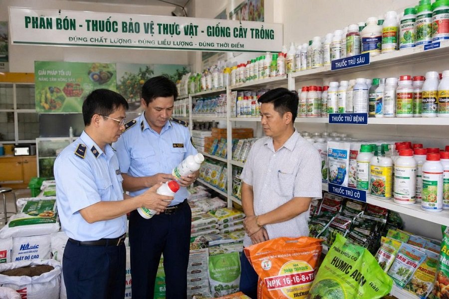 Đo&agrave;n kiểm tra cơ sở kinh doanh vật tư n&ocirc;ng nghiệp v&agrave; n&ocirc;ng, l&acirc;m, thủy sản.