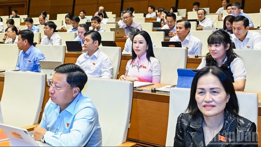 Các đại biểu Quốc hội dự phiên họp ở hội trường sáng 24/8. (Ảnh: DUY LINH) Các đại biểu Quốc hội dự phiên họp ở hội trường sáng 24/8. (Ảnh: DUY LINH)