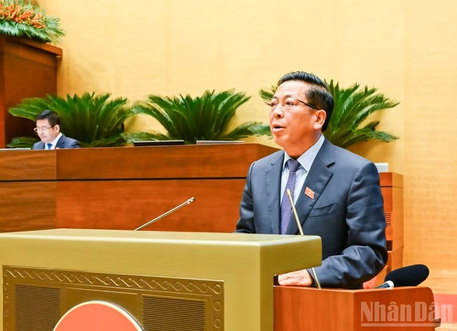 Bộ trưởng Xây dựng Trần Hồng Minh trình bày báo cáo giải trình, tiếp thu, chỉnh lý dự thảo Nghị quyết trước khi Quốc hội biểu quyết thông qua. (Ảnh: DUY LINH) Bộ trưởng Xây dựng Trần Hồng Minh trình bày báo cáo giải trình, tiếp thu, chỉnh lý dự thảo Nghị quyết trước khi Quốc hội biểu quyết thông qua. (Ảnh: DUY LINH)