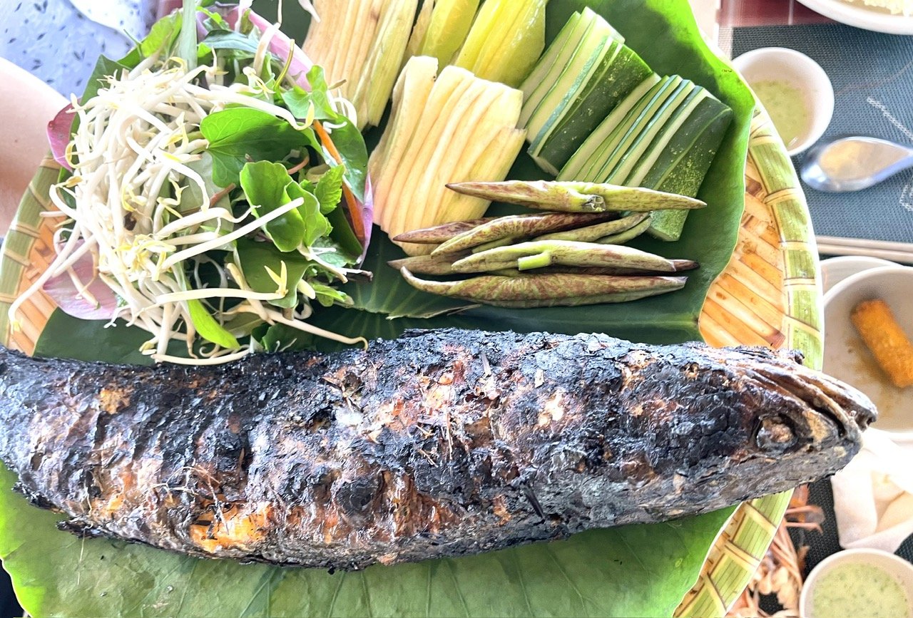 Cá lóc nướng trui cuộn lá sen món ăn dân dã mùa nước nổi miền Tây Cá lóc nướng trui cuộn lá sen món ăn dân dã mùa nước nổi miền Tây