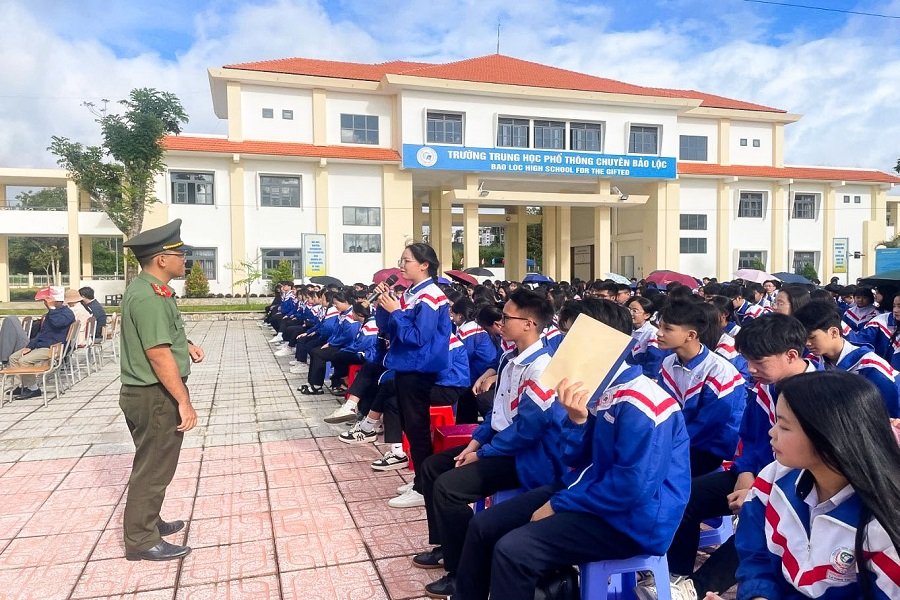 Học sinh được hướng dẫn nhận biết một số phương thức, thủ đoạn lừa đảo trên không gian mạng; cách bảo vệ thông tin cá nhân và ứng phó khi gặp các tình huống nguy hiểm trên môi trường số. Học sinh được hướng dẫn nhận biết một số phương thức, thủ đoạn lừa đảo trên không gian mạng; cách bảo vệ thông tin cá nhân và ứng phó khi gặp các tình huống nguy hiểm trên môi trường số.