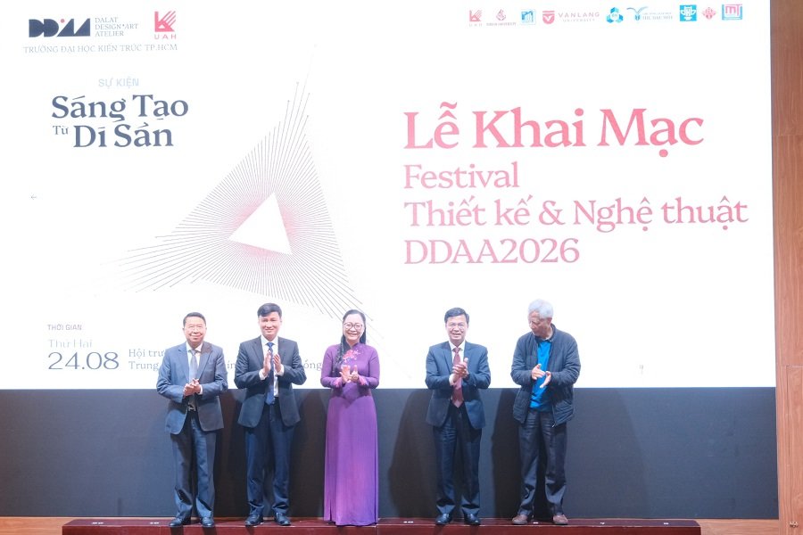 Các đại biểu thực hiện nghi thức khai mạc Festival Thiết kế và Nghệ thuật Đà Lạt 2026. (Ảnh: Cổng TT Lâm Đồng) Các đại biểu thực hiện nghi thức khai mạc Festival Thiết kế và Nghệ thuật Đà Lạt 2026. (Ảnh: Cổng TT Lâm Đồng)