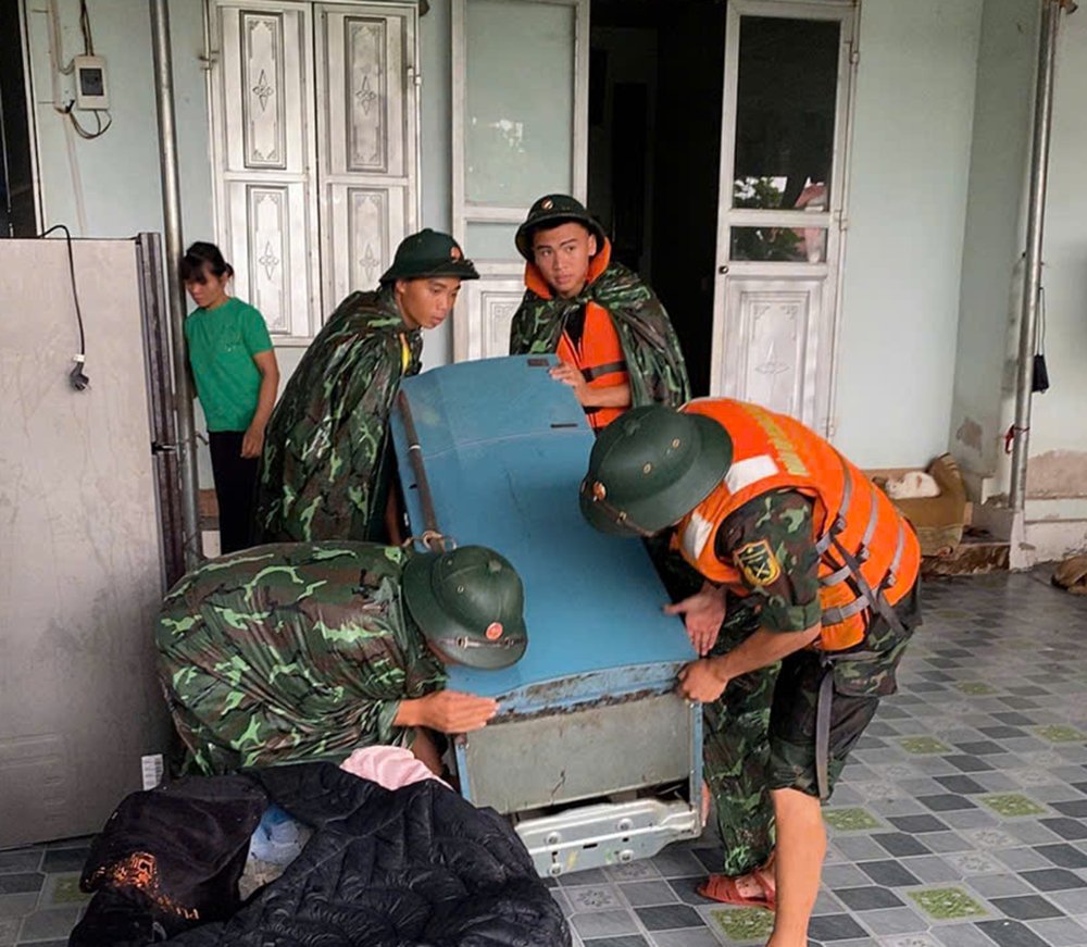 Cán bộ, chiến sĩ Ban Chỉ huy quân sự phường Chũ và Trung đoàn 95, Sư đoàn 325 giúp Nhân dân di chuyển tài sản đến nơi an toàn. Cán bộ, chiến sĩ Ban Chỉ huy quân sự phường Chũ và Trung đoàn 95, Sư đoàn 325 giúp Nhân dân di chuyển tài sản đến nơi an toàn.