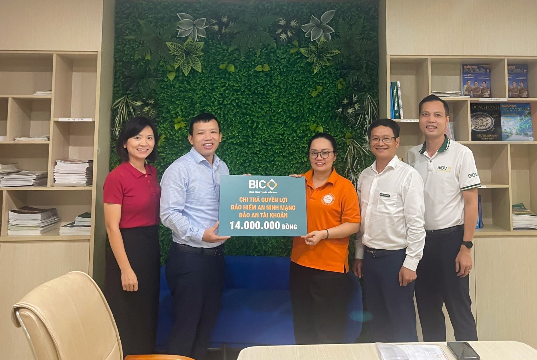 Đại di&ecirc;̣n BIC và BIDV Thành Đ&ocirc; trao ti&ecirc;̀n quy&ecirc;̀n lợi bảo hi&ecirc;̉m cho khách hàng