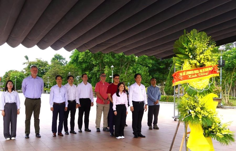Đoàn công tác Đại sứ quán Hoa Kỳ tại Việt Nam và lãnh đạo tỉnh Quảng Trị dâng hoa tri ân các anh hùng liệt sĩ Đoàn công tác Đại sứ quán Hoa Kỳ tại Việt Nam và lãnh đạo tỉnh Quảng Trị dâng hoa tri ân các anh hùng liệt sĩ