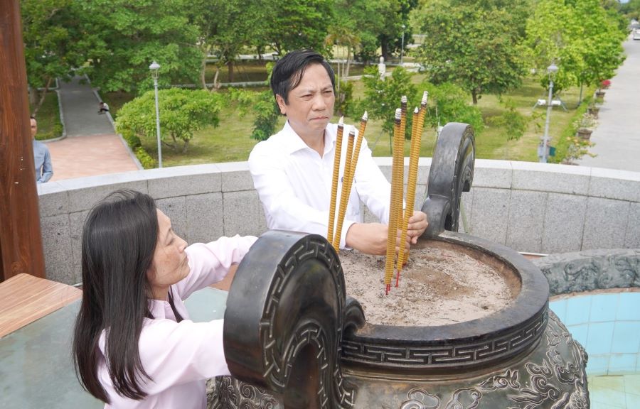 Bà Jennifer Wicks, Đại sứ Hoa Kỳ tại Việt Nam và Phó Chủ tịch Thường trực UBND tỉnh Hoàng Nam dâng hương tại Di tích quốc gia đặc biệt Thành Cổ Quảng Trị Bà Jennifer Wicks, Đại sứ Hoa Kỳ tại Việt Nam và Phó Chủ tịch Thường trực UBND tỉnh Hoàng Nam dâng hương tại Di tích quốc gia đặc biệt Thành Cổ Quảng Trị