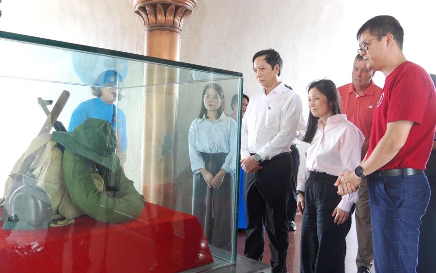 Bà Jennifer Wicks, Đại sứ Hoa Kỳ tại Việt Nam và các thành viên trong đoàn công tác nghe thuyết minh về các di vật được trưng bày tại Di tích quốc gia đặc biệt Thành Cổ Quảng Trị Bà Jennifer Wicks, Đại sứ Hoa Kỳ tại Việt Nam và các thành viên trong đoàn công tác nghe thuyết minh về các di vật được trưng bày tại Di tích quốc gia đặc biệt Thành Cổ Quảng Trị