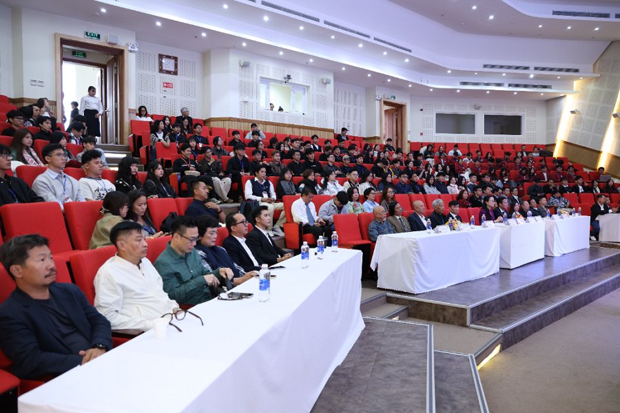 Đông đảo sinh viên và đại biểu tham dự chương trình khai mạc Đông đảo sinh viên và đại biểu tham dự chương trình khai mạc