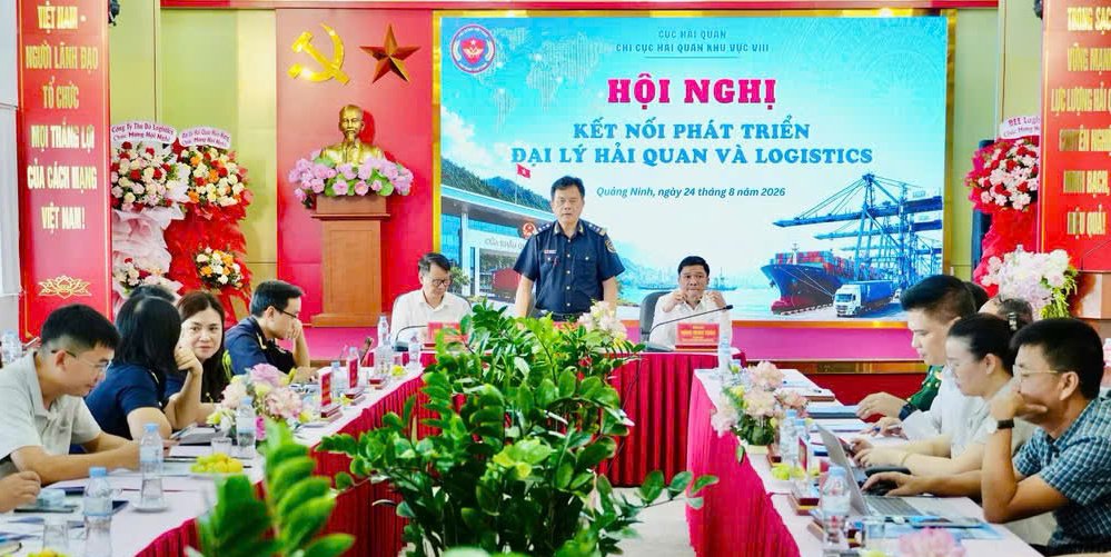 Lãnh đạo Chi cục Hải quan khu vực VIII phát biểu tại hội nghị Lãnh đạo Chi cục Hải quan khu vực VIII phát biểu tại hội nghị