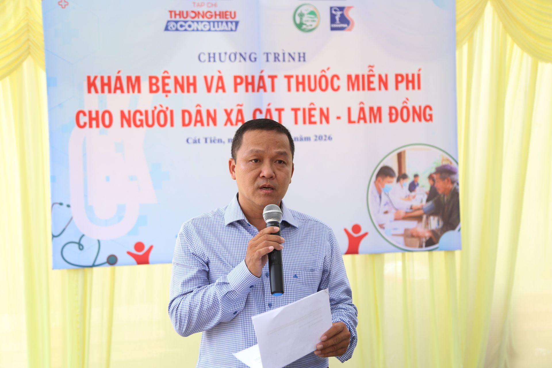 nh&agrave; b&aacute;o V&otilde; Th&agrave;nh T&ugrave;ng, Ph&oacute; Trưởng Văn ph&ograve;ng phụ tr&aacute;ch Văn ph&ograve;ng đại diện Tạp ch&iacute; Thương hiệu v&agrave; C&ocirc;ng luận tại TP.HCM, ph&aacute;t biểu cảm ơn l&atilde;nh đạo địa phương, đo&agrave;n y b&aacute;c sĩ v&agrave; c&aacute;c đơn vị hỗ trợ chương tr&igrave;nh.