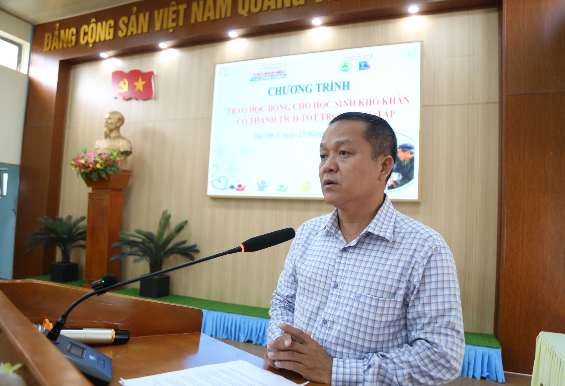Nh&agrave; b&aacute;o V&otilde; Th&agrave;nh T&ugrave;ng, Ph&oacute; Trưởng Văn ph&ograve;ng phụ tr&aacute;ch Văn ph&ograve;ng đại diện Tạp ch&iacute; Thương hiệu v&agrave; C&ocirc;ng luận tại TP.HCM, ph&aacute;t biểu tại buổi kh&aacute;m v&agrave; ph&aacute;t thuốc miễn ph&iacute; cho người d&acirc;n x&atilde; Đạ Tẻh 3.