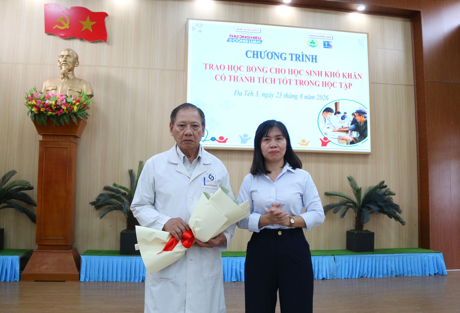 B&agrave; L&ecirc; B&aacute; Phụng Anh, Ph&oacute; Chủ tịch UBND x&atilde; Đạ Tẻh 3, tặng hoa cảm ơn cho B&aacute;c sĩ Nguyễn Văn Kh&aacute;nh, đại diện đo&agrave;n tổ chức chương tr&igrave;nh.