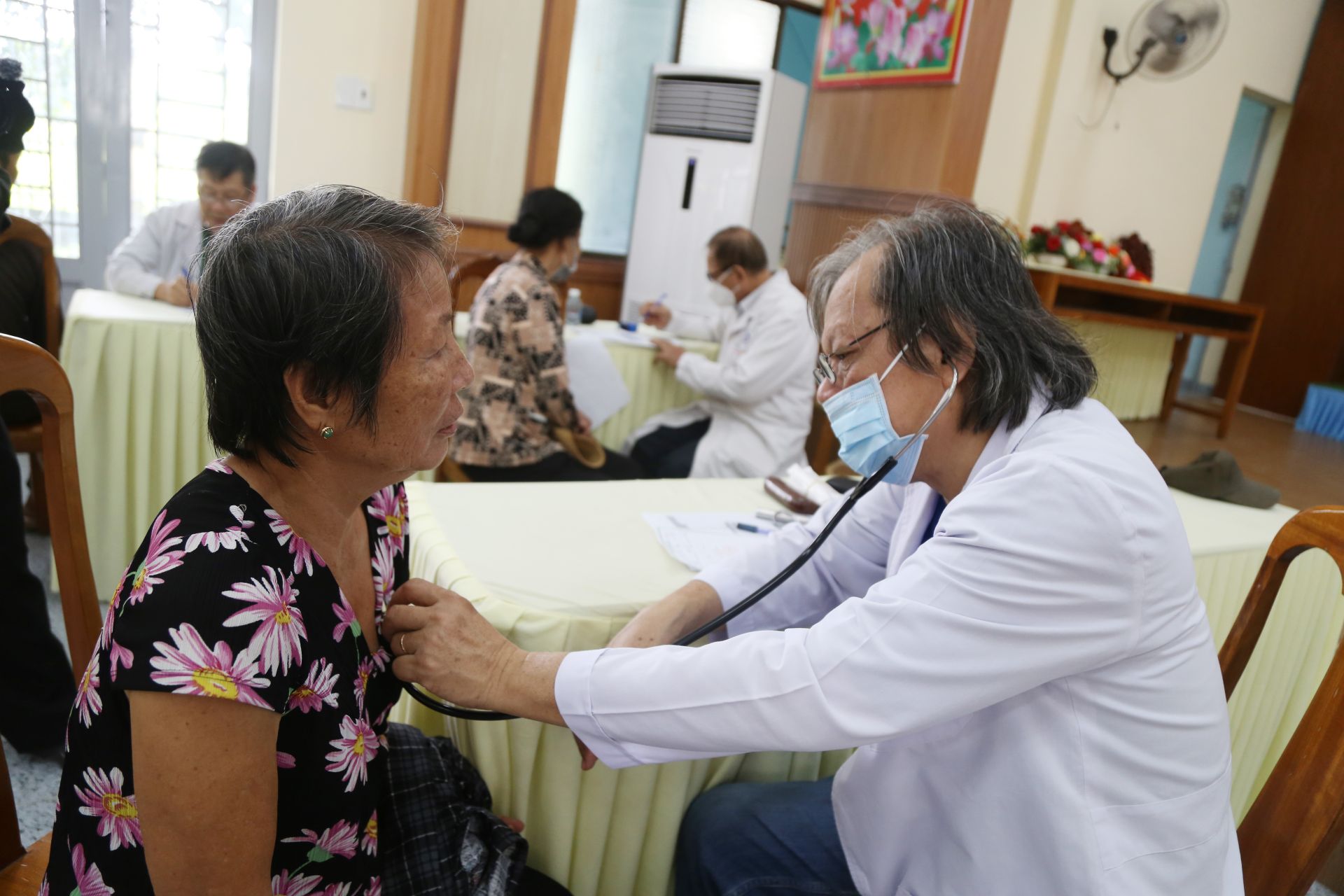 Theo b&aacute;c sĩ La Ch&iacute; Hải, nhiều người đến kh&aacute;m kh&ocirc;ng chỉ mong muốn được k&ecirc; thuốc m&agrave; c&ograve;n cần được giải th&iacute;ch r&otilde; m&igrave;nh đang mắc bệnh g&igrave;, t&igrave;nh trạng sức khỏe ra sao v&agrave; thời gian tới cần phải l&agrave;m g&igrave;.