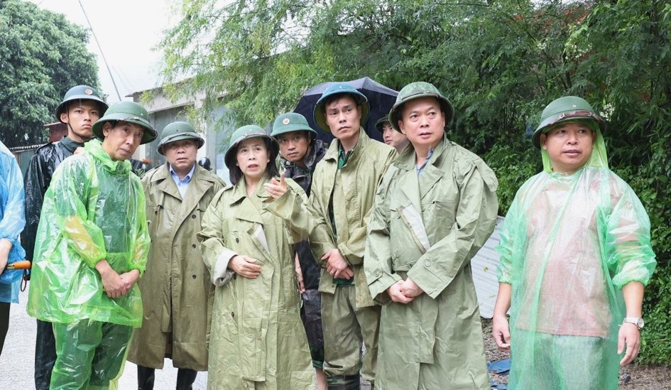 Đồng ch&iacute; Đo&agrave;n Thị Hậu, Ph&oacute; B&iacute; thư Thường trực Tỉnh uỷ, Chủ tịch HĐND tỉnh; đồng ch&iacute; Đinh Hữu Học, Uỷ vi&ecirc;n Ban Thường vụ Tỉnh uỷ, Ph&oacute; Chủ tịch Thường trực UBND tỉnh v&agrave; c&aacute;c đồng ch&iacute; trong đo&agrave;n kiểm tra thực tế t&igrave;nh h&igrave;nh mưa lũ v&agrave; ứng ph&oacute; tại khu vực th&ocirc;n Bản Ranh, x&atilde; Ba Sơn
