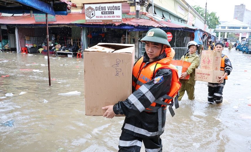 Lực lượng vũ trang hỗ trợ người d&acirc;n di dời t&agrave;i sản của người d&acirc;n tại chợ Giếng Vu&ocirc;ng, phường Kỳ Lừa đến nơi an to&agrave;n
