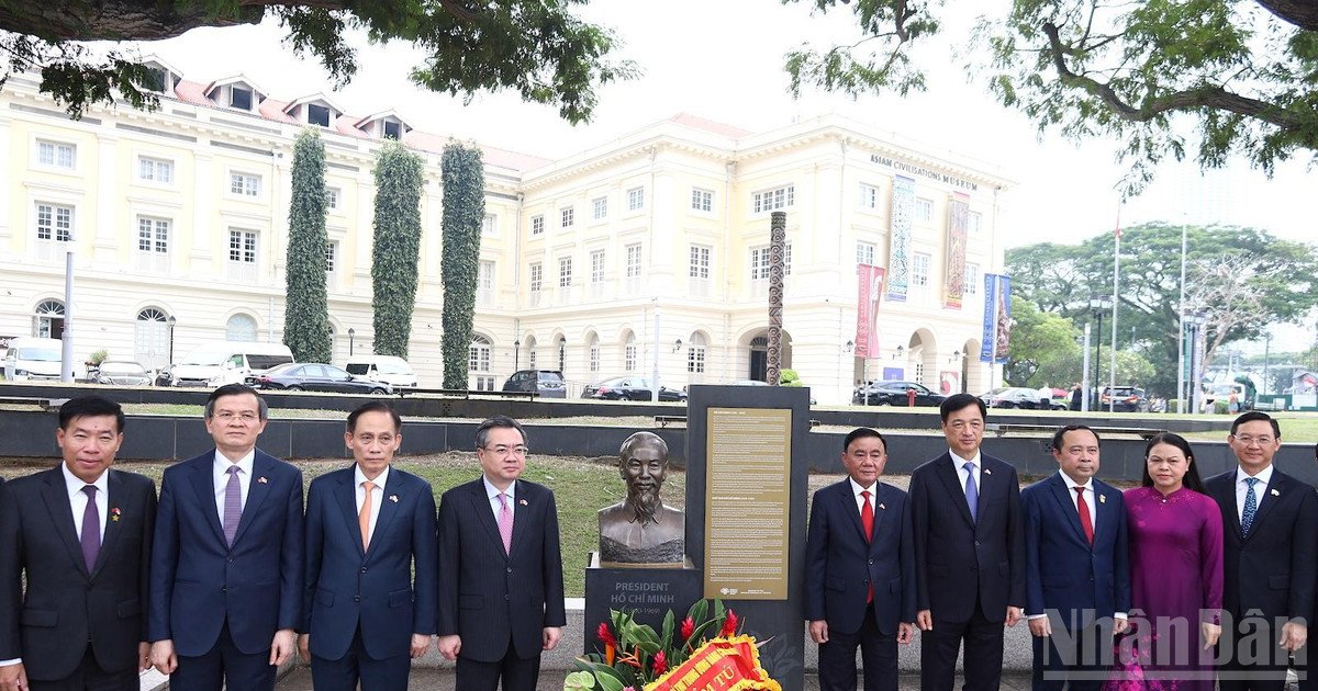 Thường trực Ban Bí thư Trần Cẩm Tú cùng Đoàn đại biểu cấp cao Việt Nam tới dâng hoa tưởng niệm Chủ tịch Hồ Chí Minh tại tượng Chủ tịch Hồ Chí Minh trong khuôn viên Bảo tàng Văn minh châu Á. Thường trực Ban Bí thư Trần Cẩm Tú cùng Đoàn đại biểu cấp cao Việt Nam tới dâng hoa tưởng niệm Chủ tịch Hồ Chí Minh tại tượng Chủ tịch Hồ Chí Minh trong khuôn viên Bảo tàng Văn minh châu Á.
