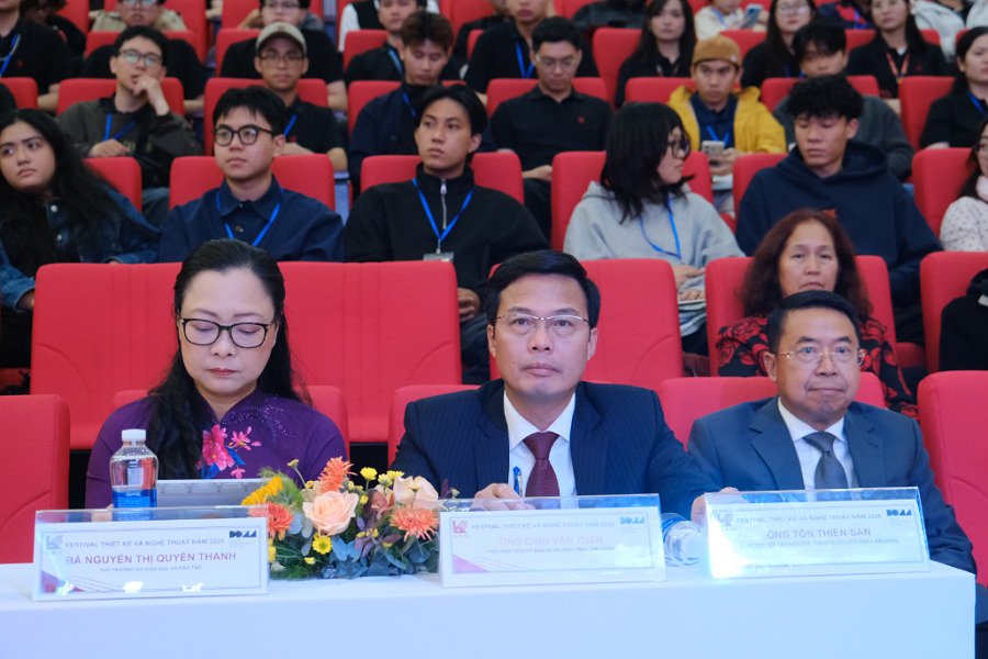 Tham dự lễ khai mạc có đồng chí Nguyễn Thị Quyên Thanh - Thứ trưởng Bộ Giáo dục và Đào tạo; đồng chí Đinh Văn Tuấn - Tỉnh ủy viên, Phó Chủ tịch UBND tỉnh Lâm Đồng; đồng chí Tôn Thiện San - Tỉnh ủy viên, Giám đốc Sở Văn hóa, Thể thao và Du lịch. Tham dự lễ khai mạc có đồng chí Nguyễn Thị Quyên Thanh - Thứ trưởng Bộ Giáo dục và Đào tạo; đồng chí Đinh Văn Tuấn - Tỉnh ủy viên, Phó Chủ tịch UBND tỉnh Lâm Đồng; đồng chí Tôn Thiện San - Tỉnh ủy viên, Giám đốc Sở Văn hóa, Thể thao và Du lịch.