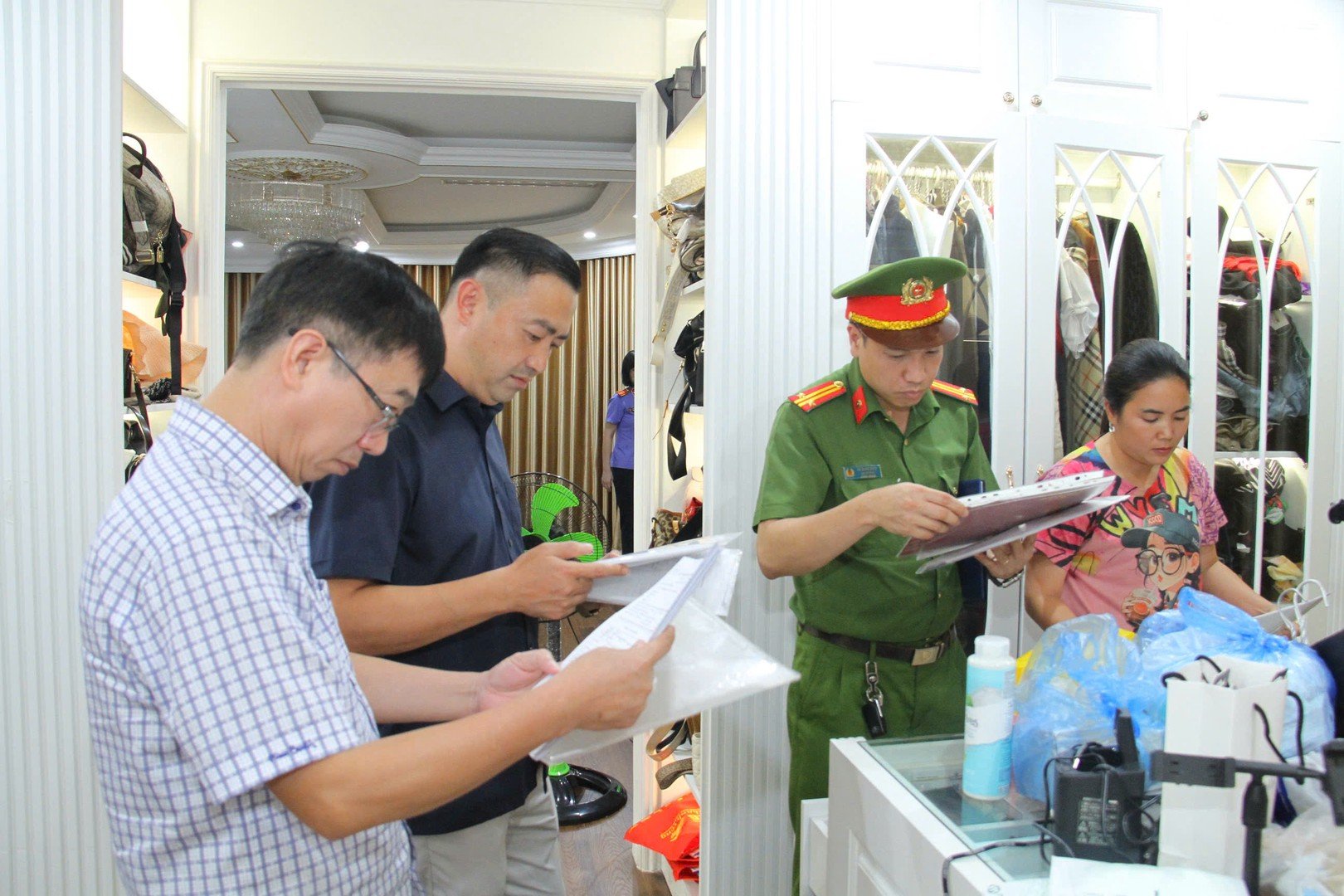 Cơ quan Cảnh sát điều tra Công an tỉnh Lào Cai khám xét tại trụ sở Công ty Cổ phần Tập đoàn SapaTV. Cơ quan Cảnh sát điều tra Công an tỉnh Lào Cai khám xét tại trụ sở Công ty Cổ phần Tập đoàn SapaTV.