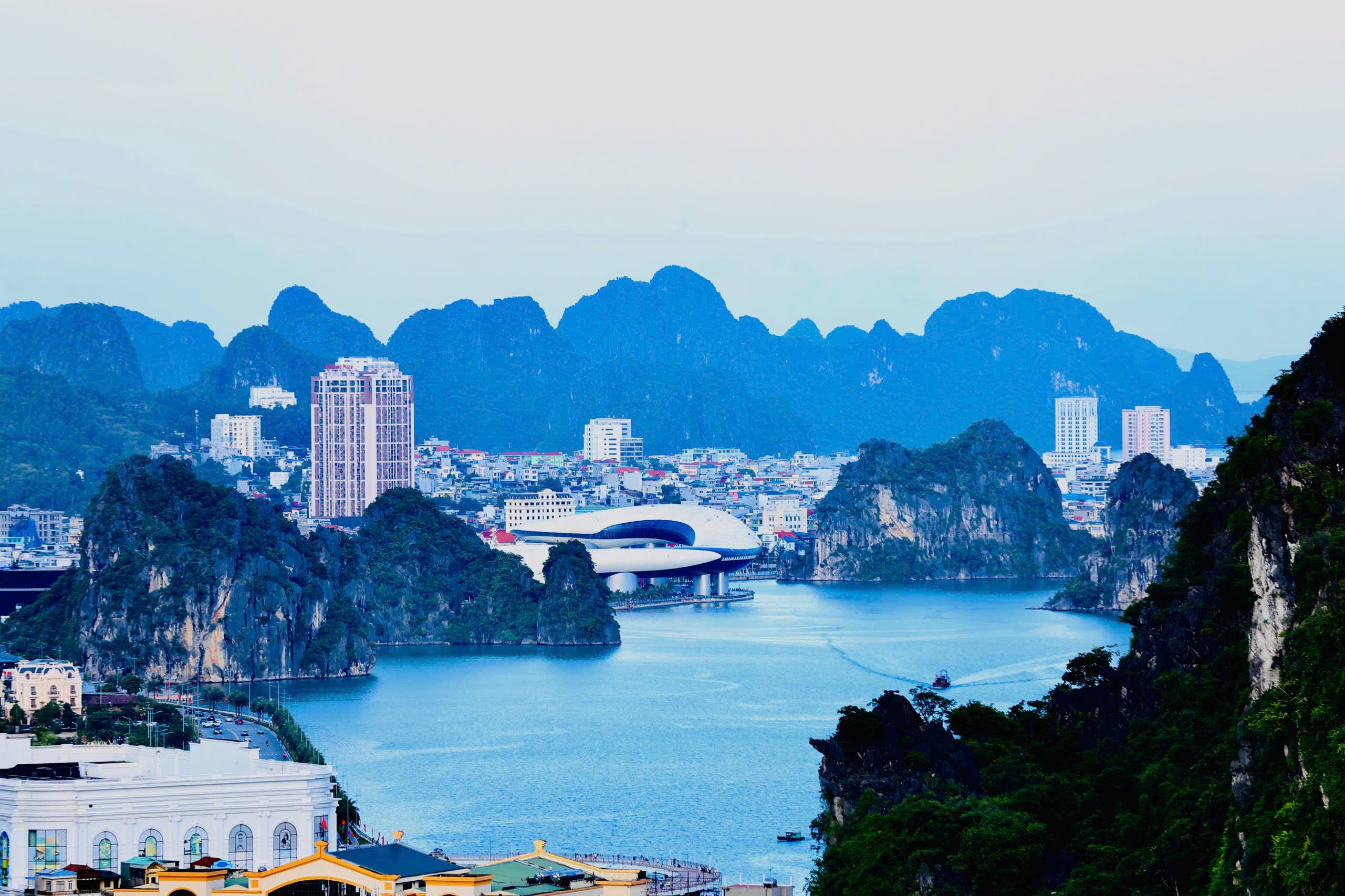 Thành phố Quảng Ninh sẽ phát triển trở thành một đô thị biển hiện đại, xanh, thông minh, có sức cạnh tranh quốc tế, vừa là trung tâm kinh tế biển, du lịch, dịch vụ của quốc gia, vừa là địa bàn chiến lược vững chắc về quốc phòng, an ninh Thành phố Quảng Ninh sẽ phát triển trở thành một đô thị biển hiện đại, xanh, thông minh, có sức cạnh tranh quốc tế, vừa là trung tâm kinh tế biển, du lịch, dịch vụ của quốc gia, vừa là địa bàn chiến lược vững chắc về quốc phòng, an ninh