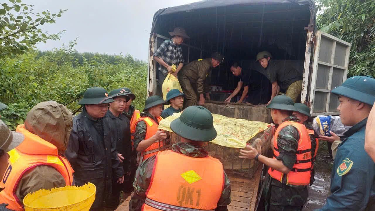 Lực lượng vũ trang giúp dân di chuyển tài sản. Lực lượng vũ trang giúp dân di chuyển tài sản.