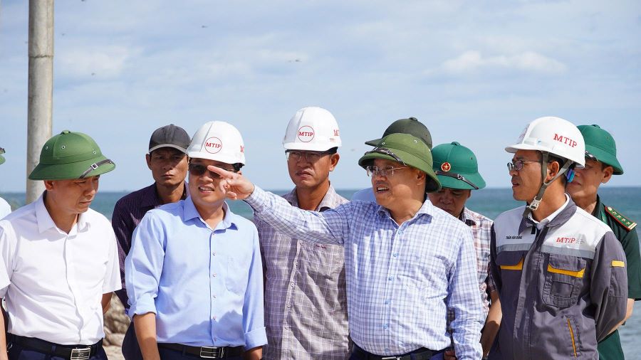 Ph&oacute; Chủ tịch UBND tỉnh Quảng Trị L&ecirc; Đức Tiến kiểm tra hạng mục đ&ecirc; chắn s&oacute;ng ph&iacute;a T&acirc;y