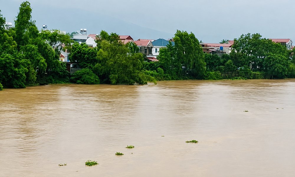 Lũ trên sông Lục Nam vượt báo động số III hơn 0,68 m và tiếp tục lên. Lũ trên sông Lục Nam vượt báo động số III hơn 0,68 m và tiếp tục lên.