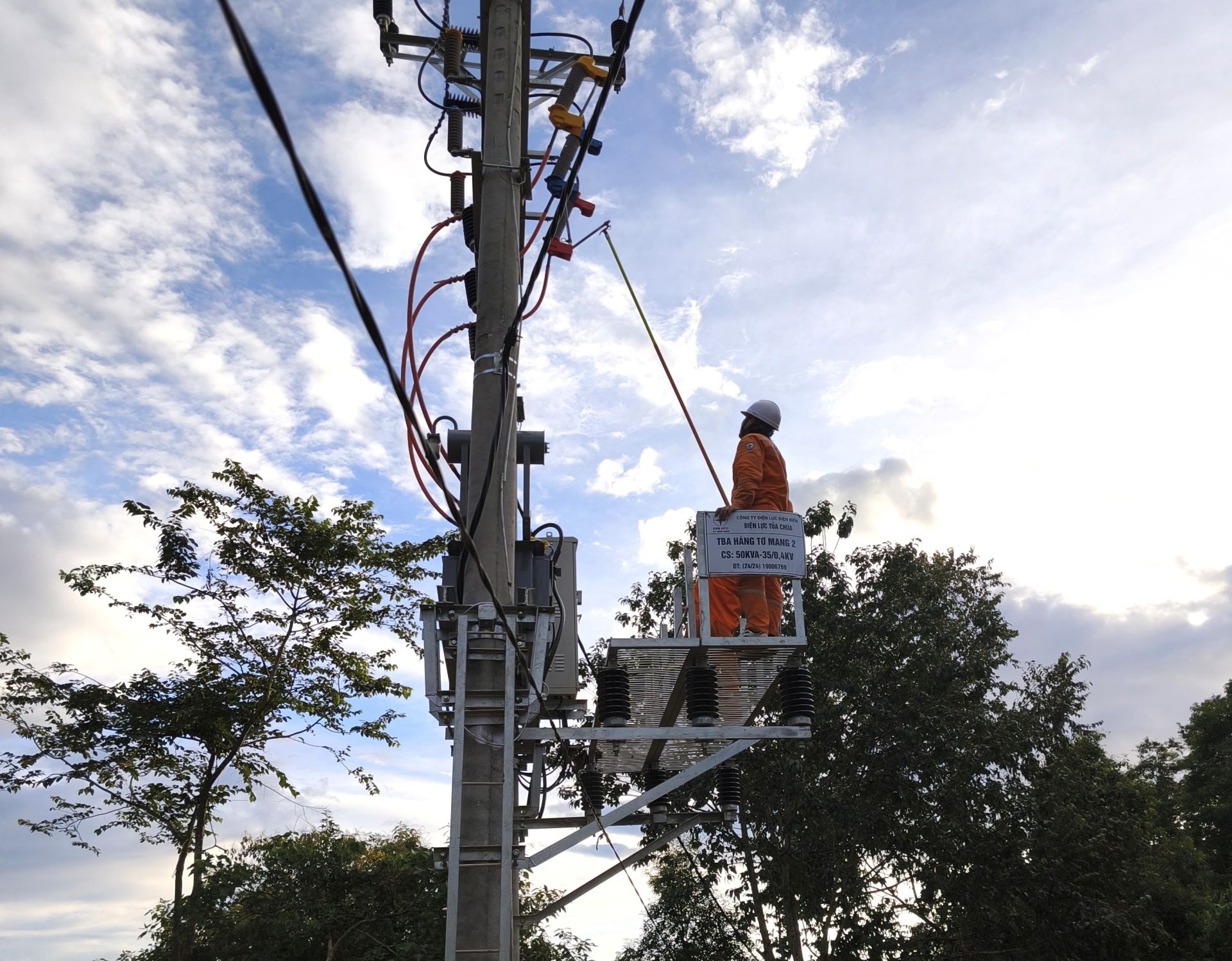 Nhân viên Điện lực Tủa Chùa thao tác đóng điện, đưa điện lưới quốc gia về bản trong chương trình “Bừng sáng Điện Biên” tại xã Tủa Chùa, tỉnh Điện Biên Nhân viên Điện lực Tủa Chùa thao tác đóng điện, đưa điện lưới quốc gia về bản trong chương trình “Bừng sáng Điện Biên” tại xã Tủa Chùa, tỉnh Điện Biên
