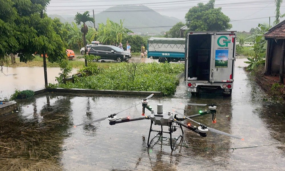 Thiết bị Drone do đội t&igrave;nh nguyện đưa đến phục vụ c&ocirc;ng t&aacute;c cứu trợ th&ocirc;n Đồng Mạ.