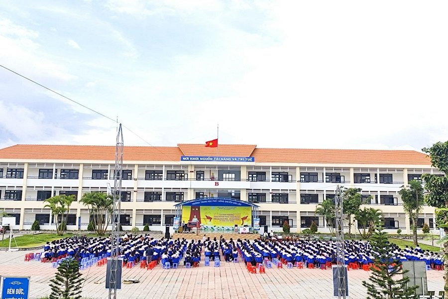 Trường THPT Chuyên Bảo Lộc tổ chức tựu trường năm học mới, kết hợp tuyên truyền phòng, chống ma túy, bạo lực học đường, an ninh mạng và an toàn giao thông cho cán bộ, giáo viên, nhân viên và học sinh toàn trường. (Ảnh: Trường THPT Chuyên Bảo Lộc) Trường THPT Chuyên Bảo Lộc tổ chức tựu trường năm học mới, kết hợp tuyên truyền phòng, chống ma túy, bạo lực học đường, an ninh mạng và an toàn giao thông cho cán bộ, giáo viên, nhân viên và học sinh toàn trường. (Ảnh: Trường THPT Chuyên Bảo Lộc)