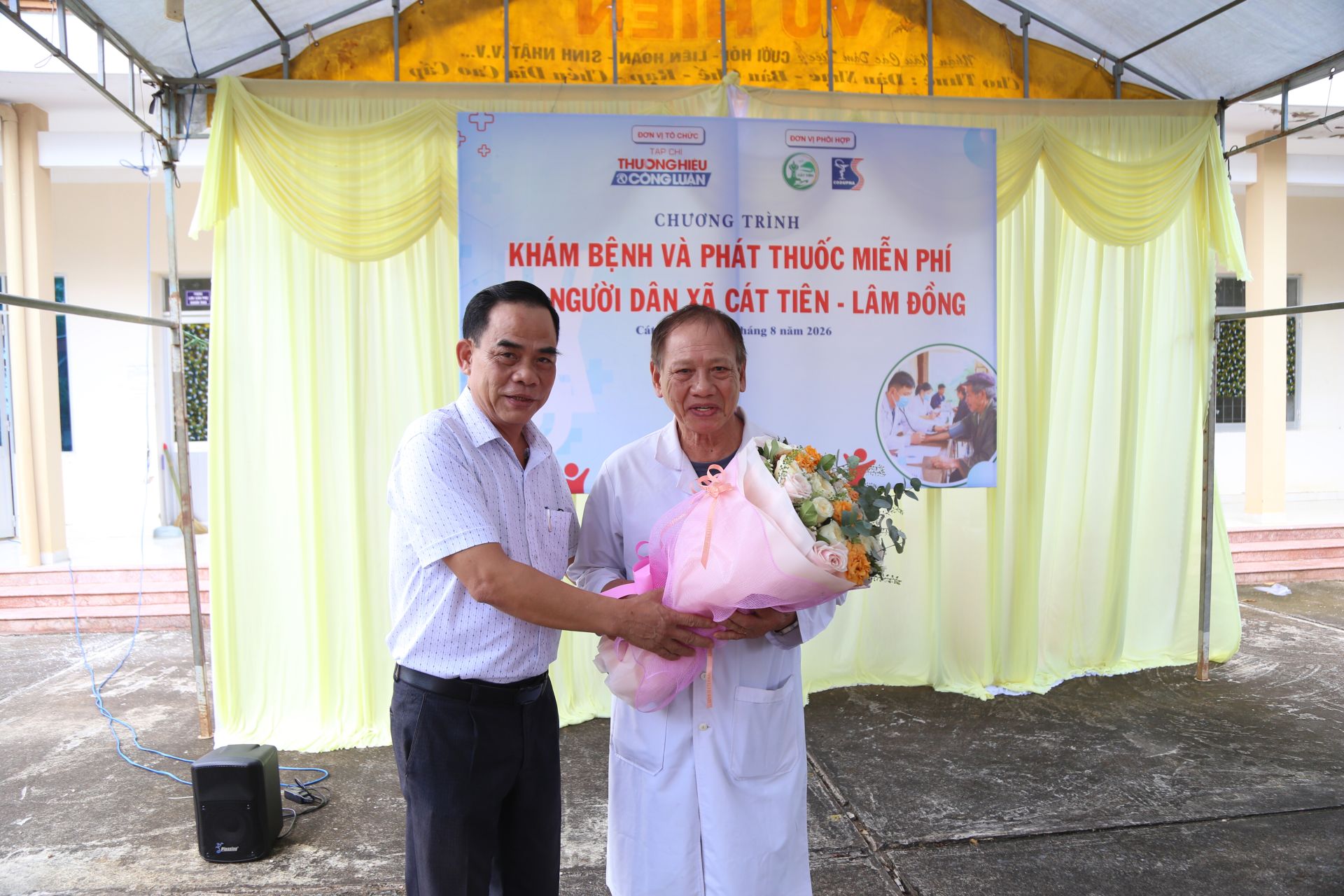 &Ocirc;ng Nguyễn Văn Tiến, Ph&oacute; Chủ tịch UBND x&atilde; C&aacute;t Ti&ecirc;n, tặng hoa cảm ơn B&aacute;c sĩ Nguyễn Văn Kh&aacute;nh, đại diện đo&agrave;n tổ chức chương tr&igrave;nh.