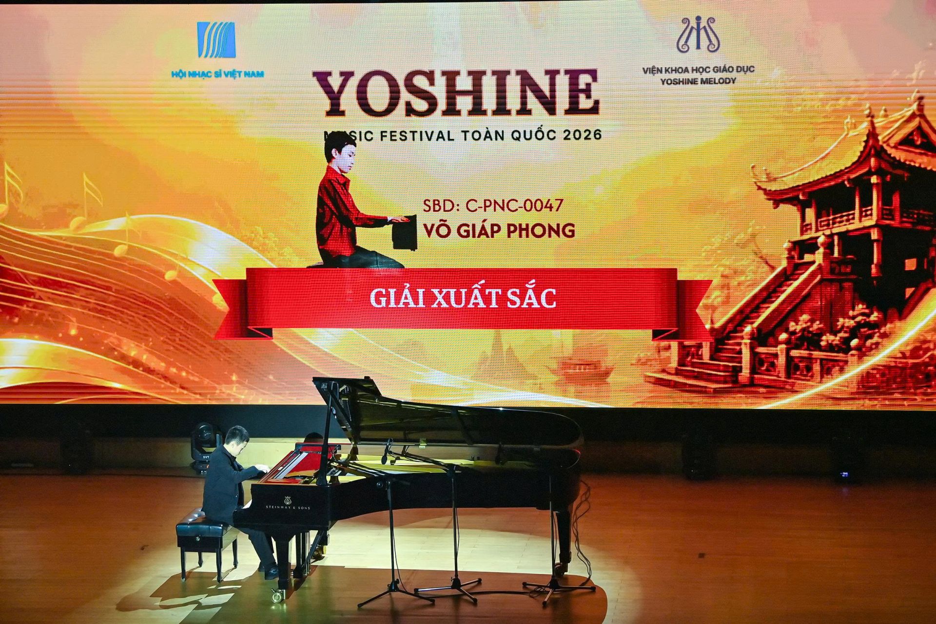 Th&iacute; sinhV&otilde; Gi&aacute;p Khang -Giải Xuất sắc biểu diễn tại Lễ trao giải.