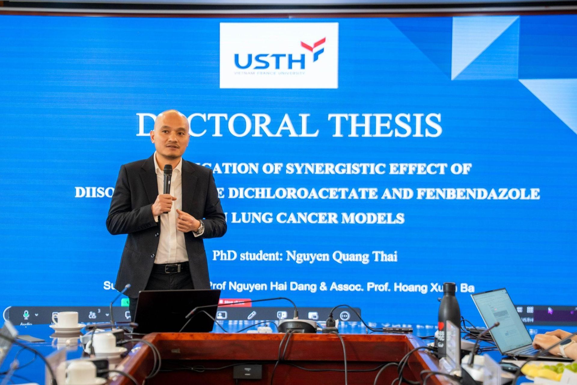 &Ocirc;ng Nguyễn Quang Th&aacute;i tr&igrave;nh b&agrave;y luận &aacute;n Tiến sĩ tại Trường Đại học Khoa học v&agrave; C&ocirc;ng nghệ H&agrave; Nội (USTH)