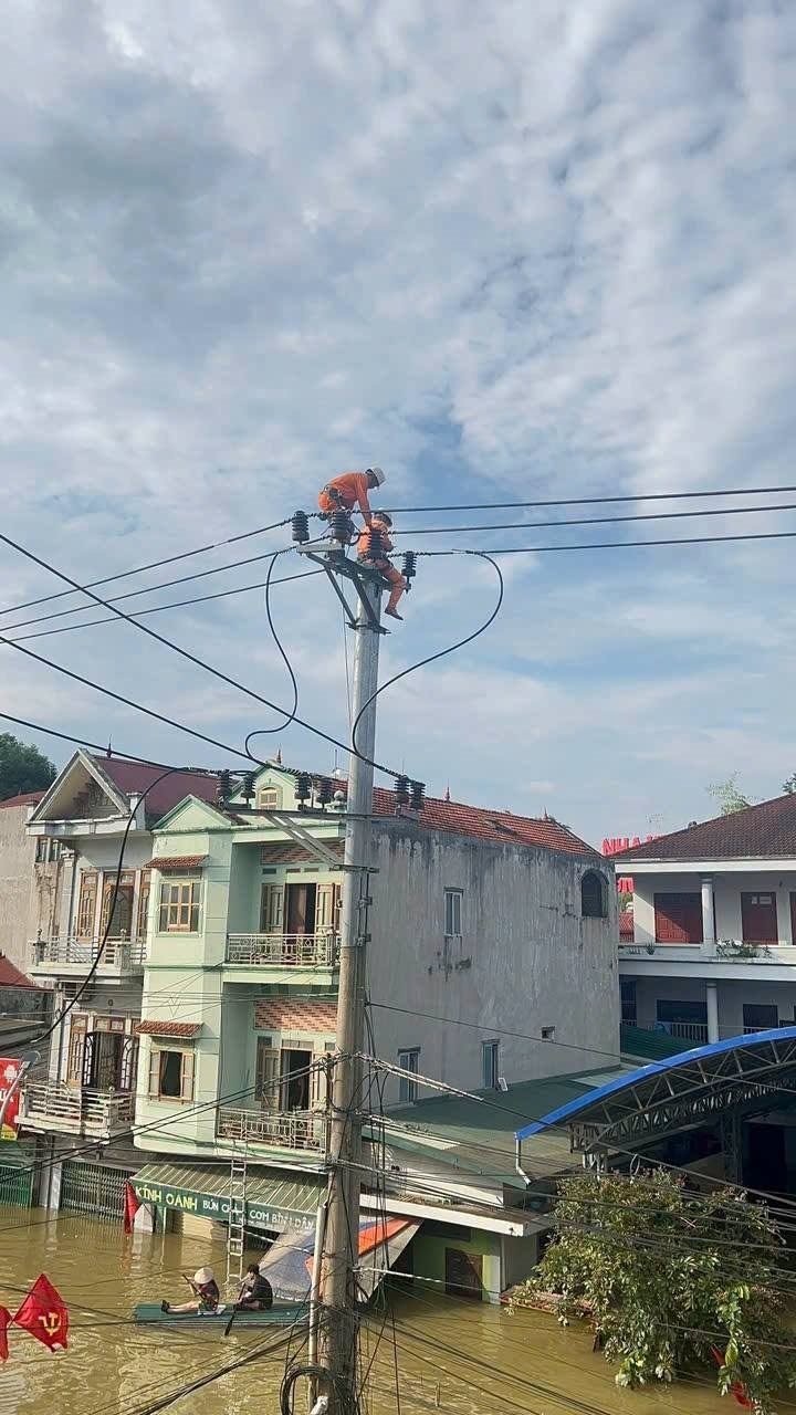 Công ty Điện lực Lạng Sơn nỗ lực khắc phục sự cố do bão số 4 ở các vị trí nước rút, đảm bảo an toàn cấp điện trở lại cho khách hàng. Công ty Điện lực Lạng Sơn nỗ lực khắc phục sự cố do bão số 4 ở các vị trí nước rút, đảm bảo an toàn cấp điện trở lại cho khách hàng.