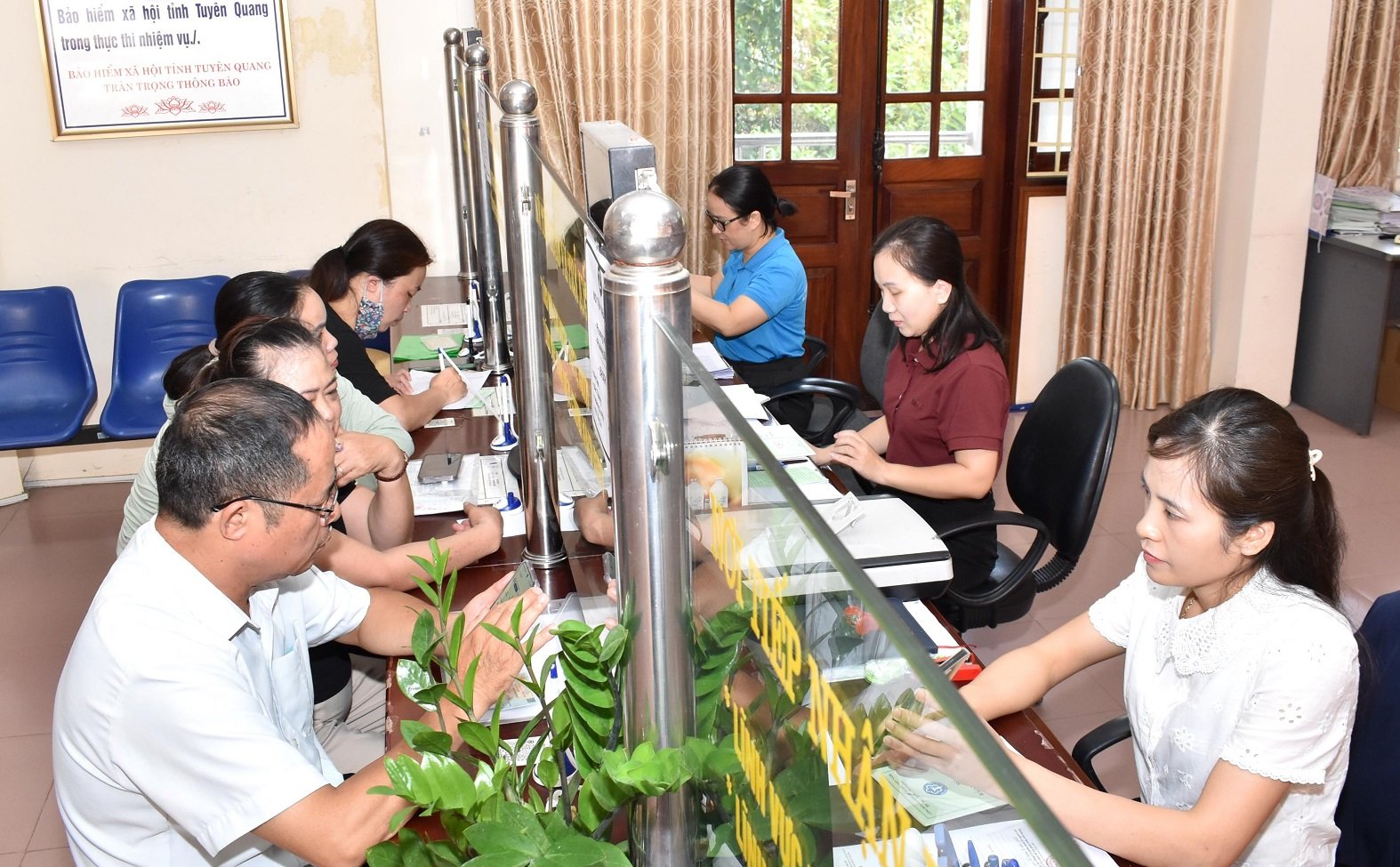 Người d&acirc;n thực hiện thủ tục h&agrave;nh ch&iacute;nh tại bộ phận một cửa BHXH tỉnh Tuy&ecirc;n Quang. Ảnh: tuyenquang.baohiemxahoi.gov.vn