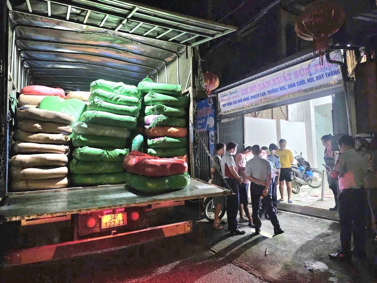 Phương tiện v&agrave; h&agrave;ng h&oacute;a vi phạm bị lực lượng chức năng tạm giữ. Ảnh: bcd389.gov.vn