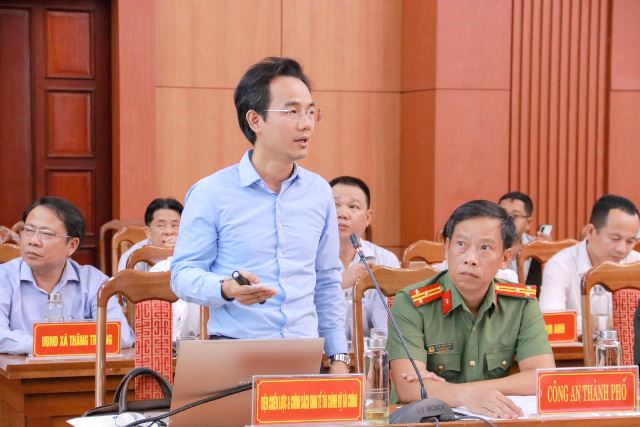 Đại diện đơn vị tư vấn trình bày dự thảo Đề án. Đại diện đơn vị tư vấn trình bày dự thảo Đề án.