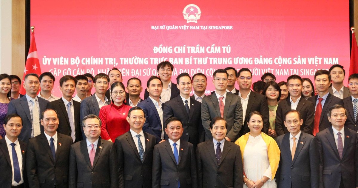 Đông đảo bà con kiều bào và cán bộ Đại sứ quán tham dự buổi gặp gỡ. Đông đảo bà con kiều bào và cán bộ Đại sứ quán tham dự buổi gặp gỡ.