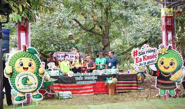 B&agrave; Ng&ocirc; Thị Minh Trinh (&aacute;o v&agrave;ng), B&iacute; thư Đảng ủy, Chủ tịch HĐND x&atilde; Ea Knuếc, trực tiếp tham gia livestream giới thiệu sản phẩm.