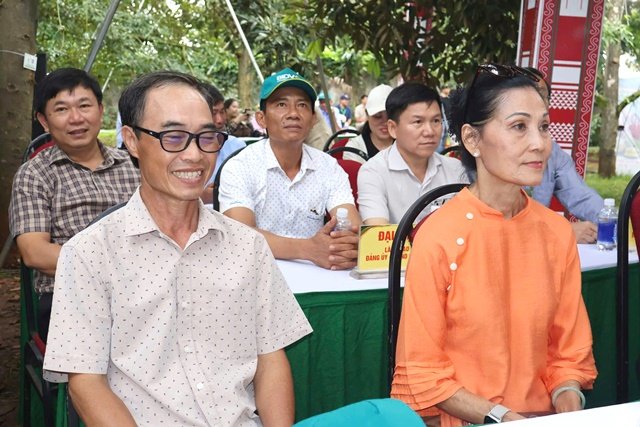 Buổi livestream thu h&uacute;t nhiều c&aacute;n bộ v&agrave; người d&acirc;n tham gia.
