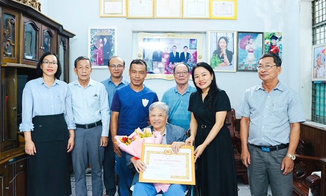 Ph&oacute; B&iacute; thư Đảng uỷ phường Hải V&acirc;n Phạm Thị Hồng Hạnh trao Huy hiệu Đảng 45 năm tuổi Đảng cho Đảng vi&ecirc;n Dương Thị Xu&acirc;n.