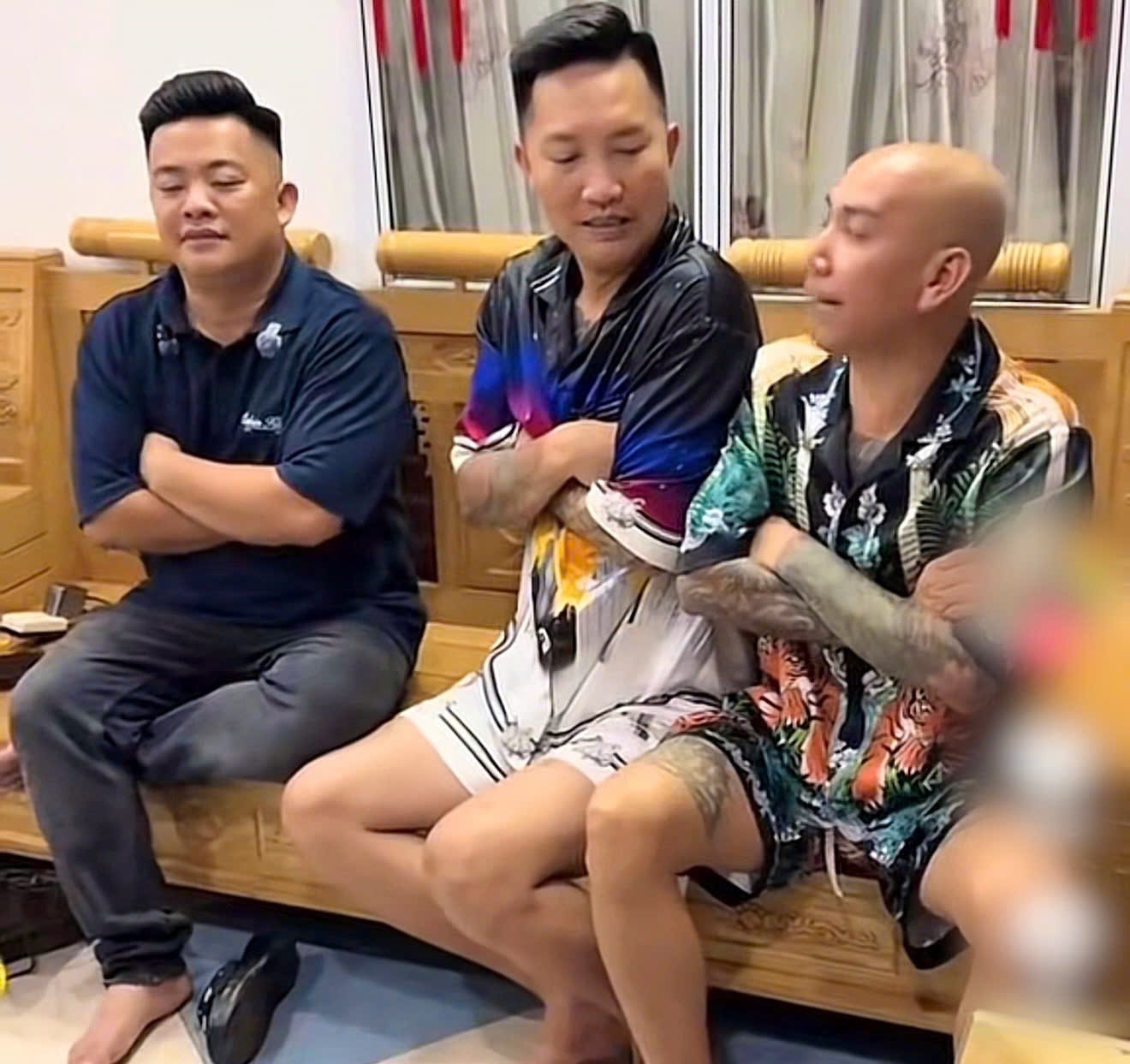 Hải Sapa TV thường xuất hiện cùng Huấn Hoa Hồng và Phú Lê trong các hoạt động trên mạng xã hội. Hải Sapa TV thường xuất hiện cùng Huấn Hoa Hồng và Phú Lê trong các hoạt động trên mạng xã hội.