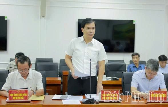 Lãnh đạo Ban Quản lý dự án khu vực Vĩnh Phúc báo cáo tại hội nghị. Lãnh đạo Ban Quản lý dự án khu vực Vĩnh Phúc báo cáo tại hội nghị.