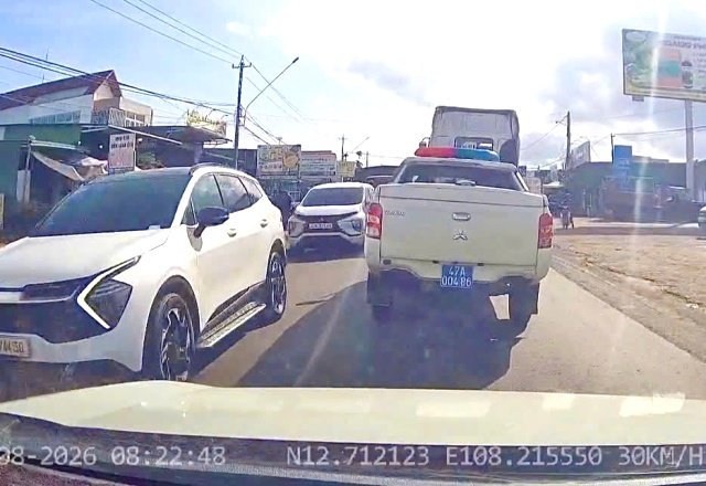Xe c&ocirc;ng vụ đội CSGT đường bộ số 2 mở đường tại quốc lộ 26 đưa người bị thương nặng đến bệnh viện cấp cứu